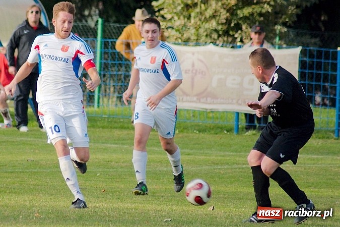 Zdjęcie w galerii na portalu naszraciborz.pl: Krzanowice mają patent na czołówkę. Wicelider na kolanach wiadomości z regionu