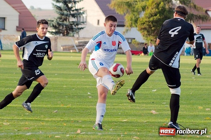 Zdjęcie w galerii na portalu naszraciborz.pl: Krzanowice mają patent na czołówkę. Wicelider na kolanach wiadomości z regionu