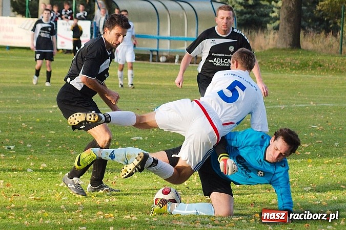 Zdjęcie w galerii na portalu naszraciborz.pl: Krzanowice mają patent na czołówkę. Wicelider na kolanach wiadomości z regionu