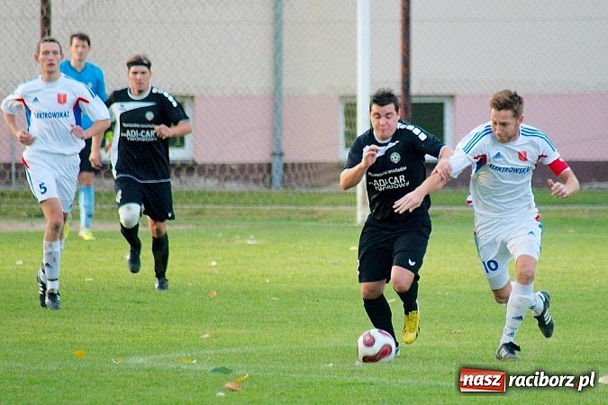 Zdjęcie w galerii na portalu naszraciborz.pl: Krzanowice mają patent na czołówkę. Wicelider na kolanach wiadomości z regionu