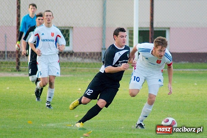 Zdjęcie w galerii na portalu naszraciborz.pl: Krzanowice mają patent na czołówkę. Wicelider na kolanach wiadomości z regionu