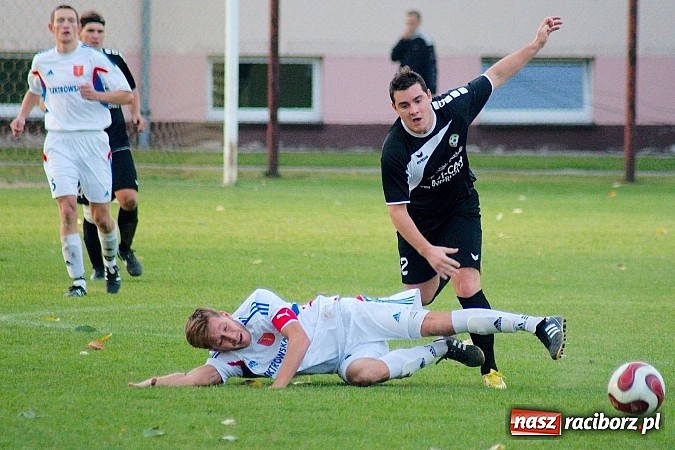 Zdjęcie w galerii na portalu naszraciborz.pl: Krzanowice mają patent na czołówkę. Wicelider na kolanach wiadomości z regionu