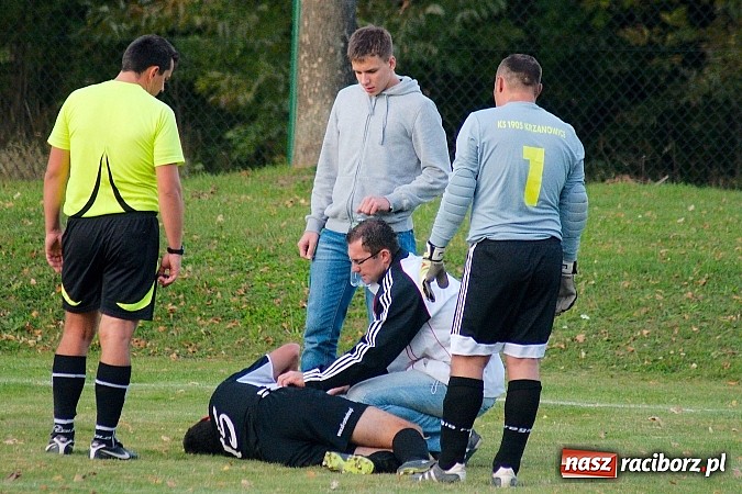 Zdjęcie w galerii na portalu naszraciborz.pl: Krzanowice mają patent na czołówkę. Wicelider na kolanach wiadomości z regionu