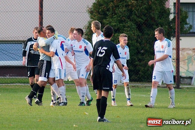 Zdjęcie w galerii na portalu naszraciborz.pl: Krzanowice mają patent na czołówkę. Wicelider na kolanach wiadomości z regionu