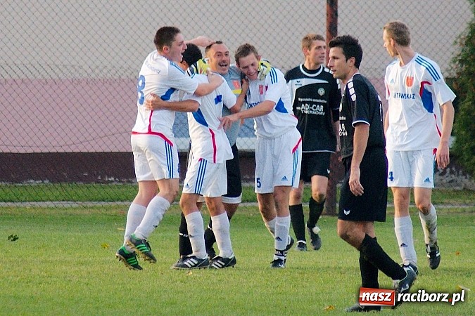 Zdjęcie w galerii na portalu naszraciborz.pl: Krzanowice mają patent na czołówkę. Wicelider na kolanach wiadomości z regionu