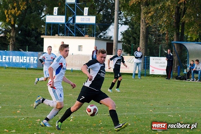 Zdjęcie w galerii na portalu naszraciborz.pl: Krzanowice mają patent na czołówkę. Wicelider na kolanach wiadomości z regionu