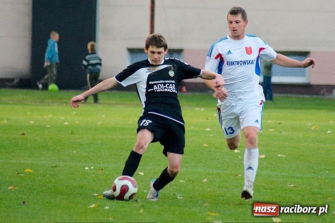 Zdjęcie w galerii na portalu naszraciborz.pl: Krzanowice mają patent na czołówkę. Wicelider na kolanach wiadomości z regionu