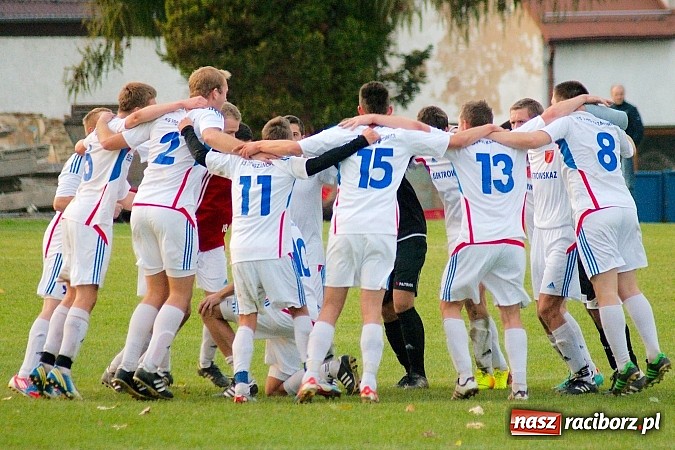 Zdjęcie w galerii na portalu naszraciborz.pl: Krzanowice mają patent na czołówkę. Wicelider na kolanach wiadomości z regionu