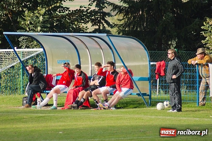 Zdjęcie w galerii na portalu naszraciborz.pl: Krzanowice mają patent na czołówkę. Wicelider na kolanach wiadomości z regionu