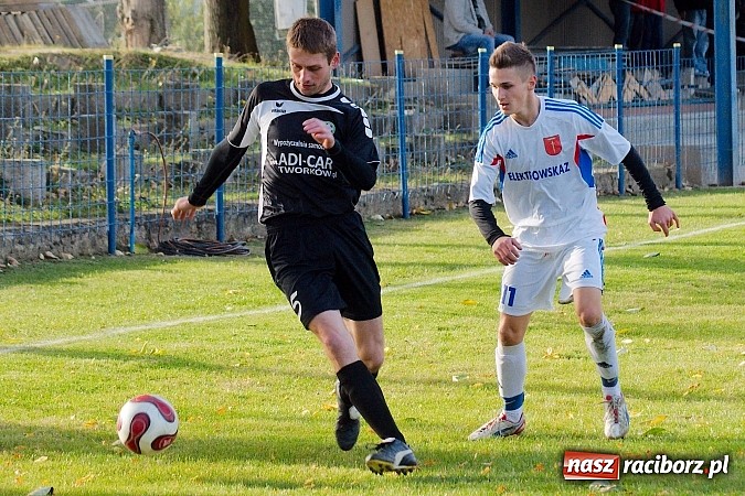 Zdjęcie w galerii na portalu naszraciborz.pl: Krzanowice mają patent na czołówkę. Wicelider na kolanach wiadomości z regionu