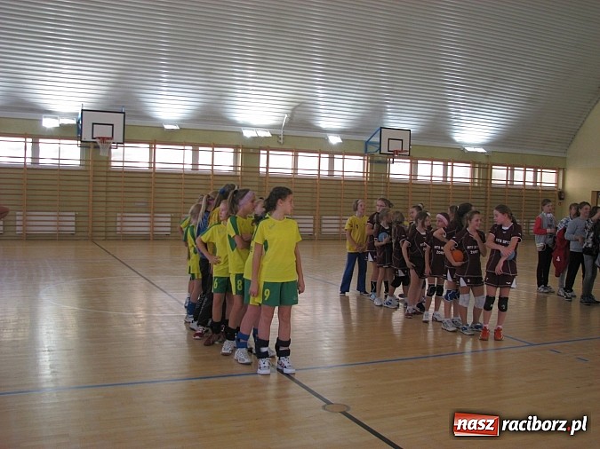 Zdjęcie w galerii na portalu naszraciborz.pl: Piłka ręczna – turniej o puchar starosty. Dominacja pietrowiczanek wiadomości z regionu