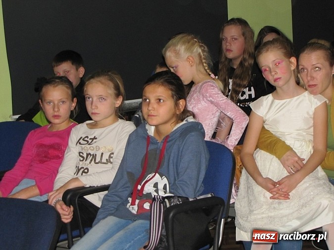 Zdjęcie w galerii na portalu naszraciborz.pl: Polsko-walijskie show na koniec artystycznych warsztatów w MDK wiadomości z regionu