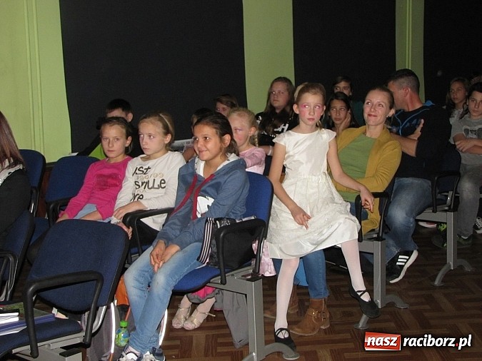 Zdjęcie w galerii na portalu naszraciborz.pl: Polsko-walijskie show na koniec artystycznych warsztatów w MDK wiadomości z regionu