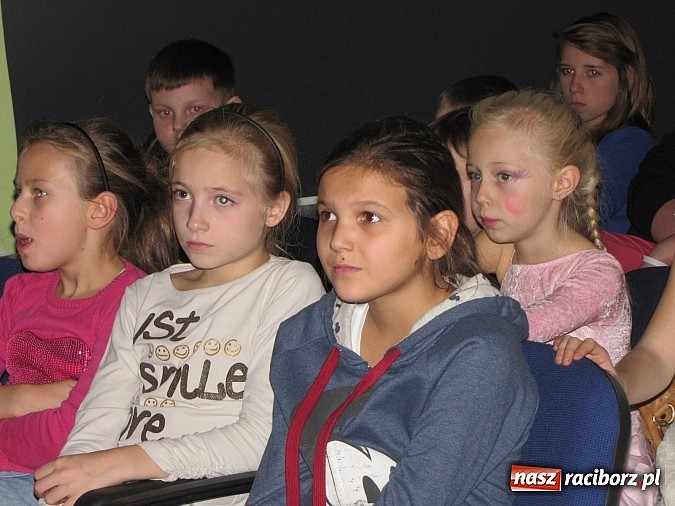 Zdjęcie w galerii na portalu naszraciborz.pl: Polsko-walijskie show na koniec artystycznych warsztatów w MDK wiadomości z regionu