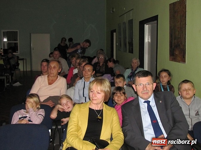 Zdjęcie w galerii na portalu naszraciborz.pl: Polsko-walijskie show na koniec artystycznych warsztatów w MDK wiadomości z regionu