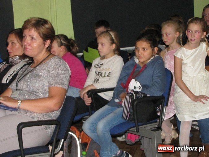 Zdjęcie w galerii na portalu naszraciborz.pl: Polsko-walijskie show na koniec artystycznych warsztatów w MDK wiadomości z regionu