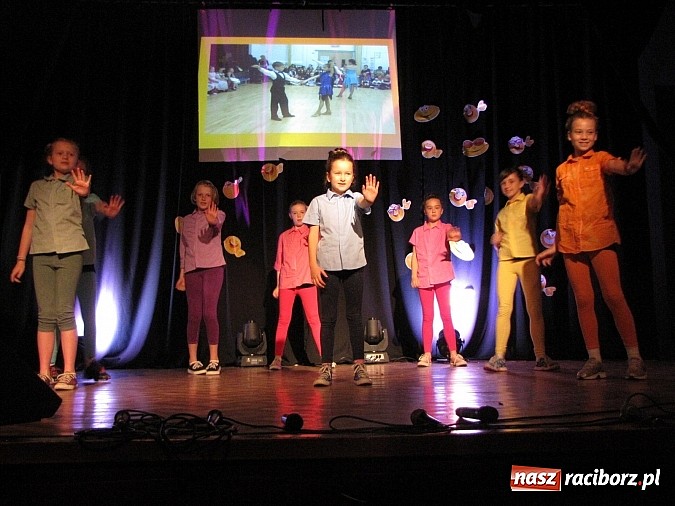 Zdjęcie w galerii na portalu naszraciborz.pl: Polsko-walijskie show na koniec artystycznych warsztatów w MDK wiadomości z regionu