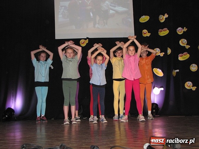 Zdjęcie w galerii na portalu naszraciborz.pl: Polsko-walijskie show na koniec artystycznych warsztatów w MDK wiadomości z regionu