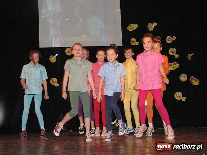 Zdjęcie w galerii na portalu naszraciborz.pl: Polsko-walijskie show na koniec artystycznych warsztatów w MDK wiadomości z regionu