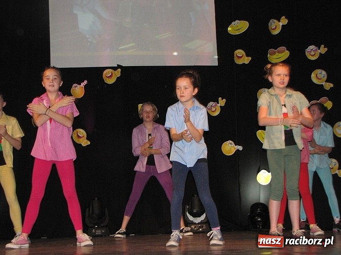 Zdjęcie w galerii na portalu naszraciborz.pl: Polsko-walijskie show na koniec artystycznych warsztatów w MDK wiadomości z regionu