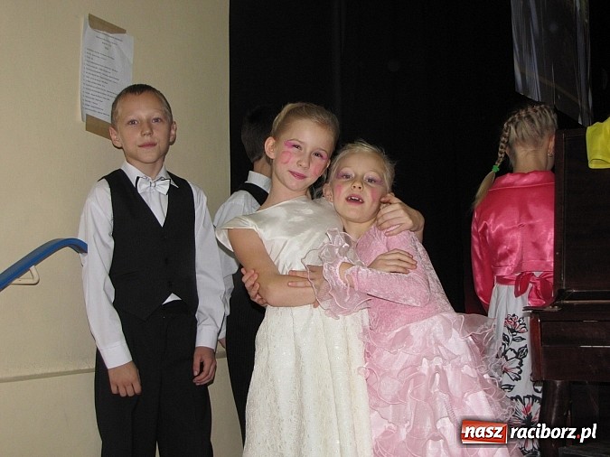 Zdjęcie w galerii na portalu naszraciborz.pl: Polsko-walijskie show na koniec artystycznych warsztatów w MDK wiadomości z regionu