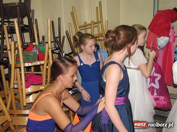 Zdjęcie w galerii na portalu naszraciborz.pl: Polsko-walijskie show na koniec artystycznych warsztatów w MDK wiadomości z regionu