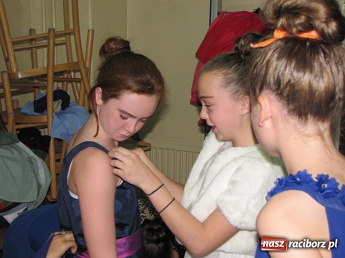 Zdjęcie w galerii na portalu naszraciborz.pl: Polsko-walijskie show na koniec artystycznych warsztatów w MDK wiadomości z regionu