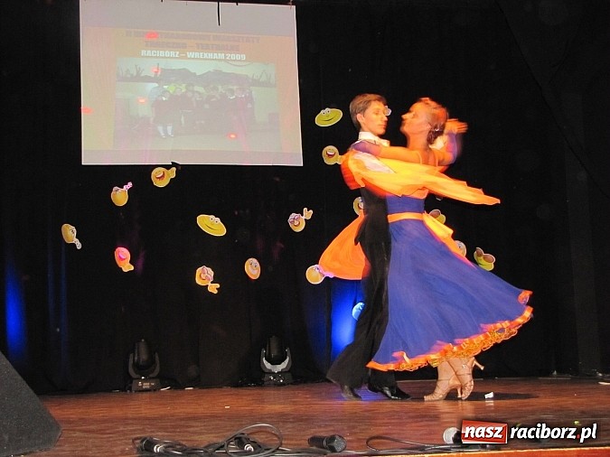 Zdjęcie w galerii na portalu naszraciborz.pl: Polsko-walijskie show na koniec artystycznych warsztatów w MDK wiadomości z regionu