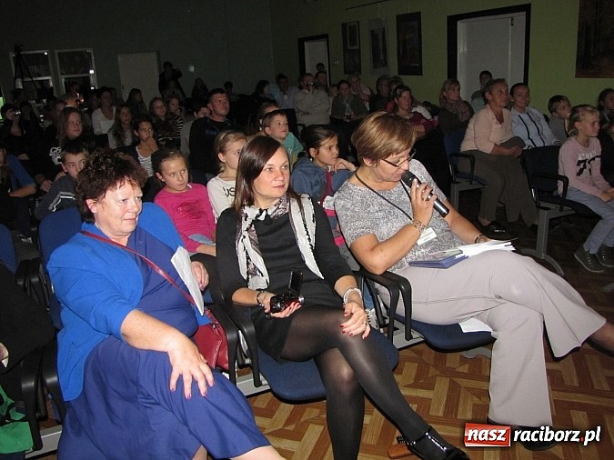 Zdjęcie w galerii na portalu naszraciborz.pl: Polsko-walijskie show na koniec artystycznych warsztatów w MDK wiadomości z regionu