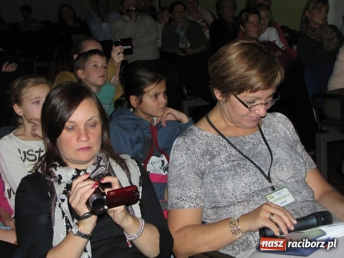 Zdjęcie w galerii na portalu naszraciborz.pl: Polsko-walijskie show na koniec artystycznych warsztatów w MDK wiadomości z regionu