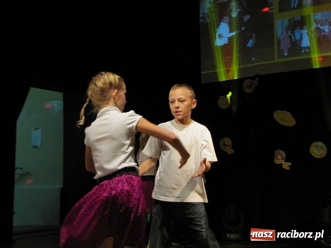 Zdjęcie w galerii na portalu naszraciborz.pl: Polsko-walijskie show na koniec artystycznych warsztatów w MDK wiadomości z regionu