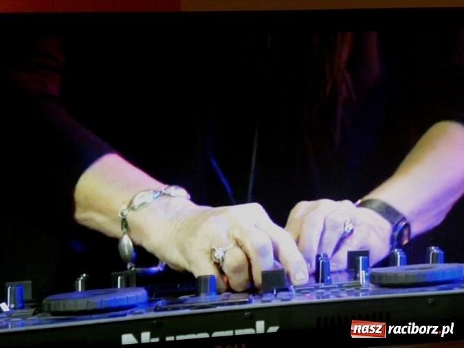 Zdjęcie w galerii na portalu naszraciborz.pl: DJ Wika w Bibliotece wiadomości z regionu
