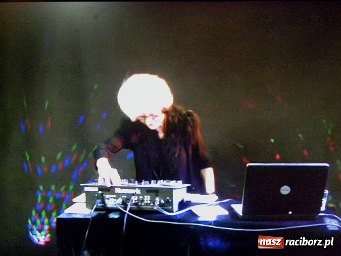 Zdjęcie w galerii na portalu naszraciborz.pl: DJ Wika w Bibliotece wiadomości z regionu