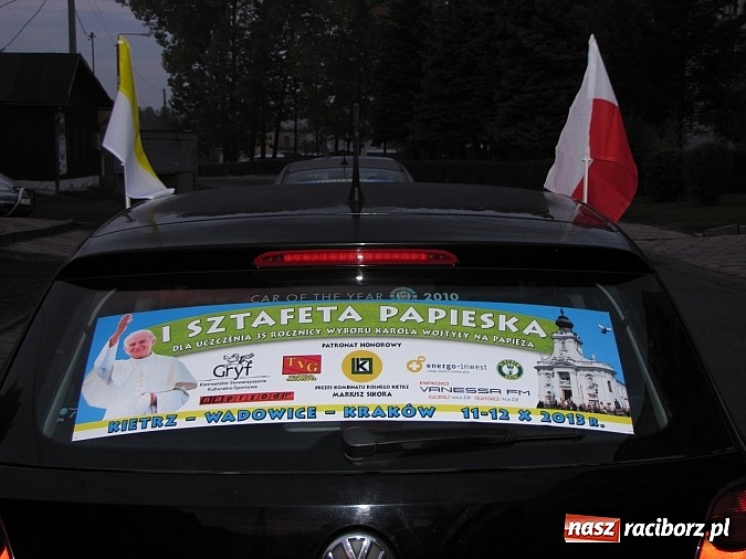 Zdjęcie w galerii na portalu naszraciborz.pl: W Kietrzu wystartowała I Sztafeta Papieska! wiadomości z regionu