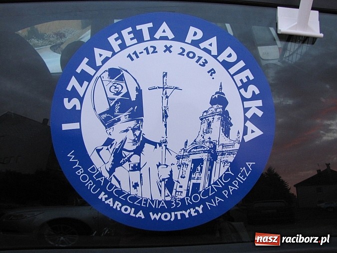 Zdjęcie w galerii na portalu naszraciborz.pl: W Kietrzu wystartowała I Sztafeta Papieska! wiadomości z regionu