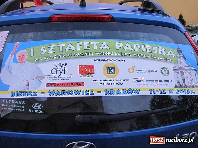 Zdjęcie w galerii na portalu naszraciborz.pl: W Kietrzu wystartowała I Sztafeta Papieska! wiadomości z regionu