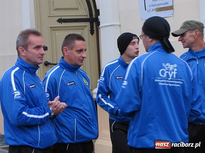 Zdjęcie w galerii na portalu naszraciborz.pl: W Kietrzu wystartowała I Sztafeta Papieska! wiadomości z regionu