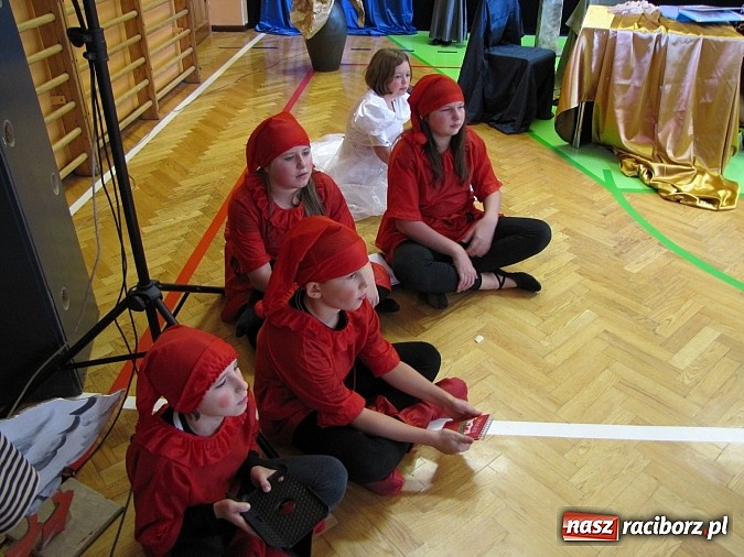 Zdjęcie w galerii na portalu naszraciborz.pl: W SP 13 wiedzą jak wyginęli kr&oacute;lewicze wiadomości z regionu