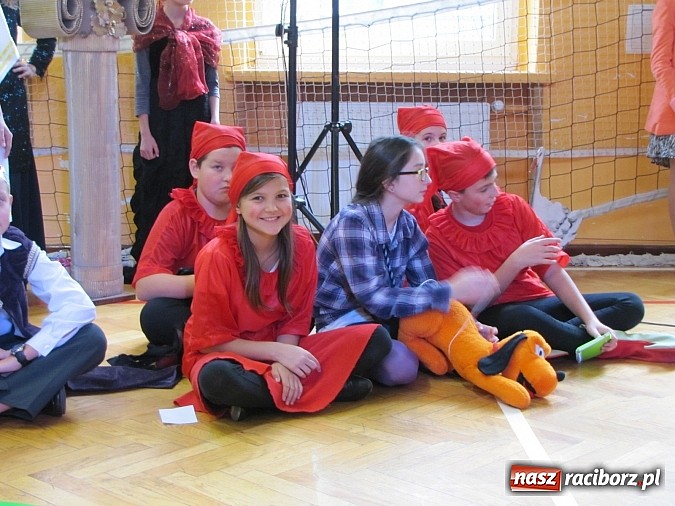 Zdjęcie w galerii na portalu naszraciborz.pl: W SP 13 wiedzą jak wyginęli kr&oacute;lewicze wiadomości z regionu