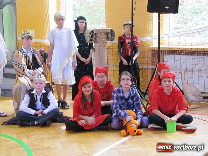 Zdjęcie w galerii na portalu naszraciborz.pl: W SP 13 wiedzą jak wyginęli kr&oacute;lewicze wiadomości z regionu