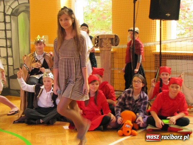 Zdjęcie w galerii na portalu naszraciborz.pl: W SP 13 wiedzą jak wyginęli kr&oacute;lewicze wiadomości z regionu