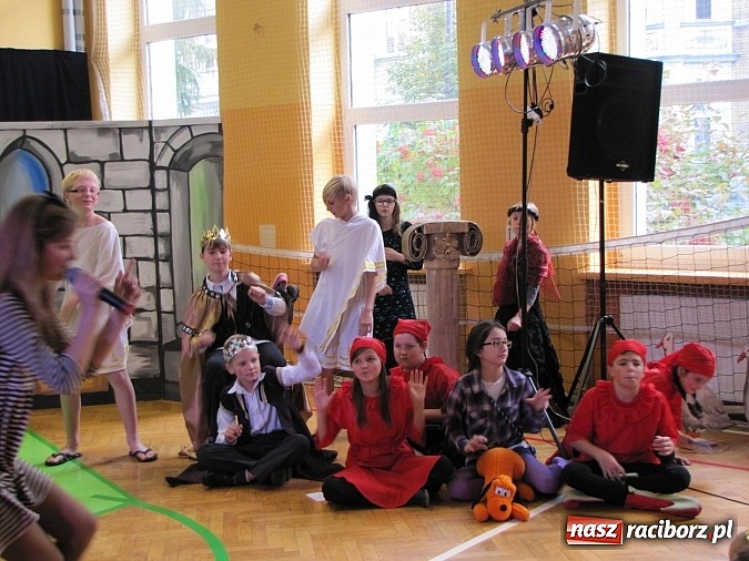 Zdjęcie w galerii na portalu naszraciborz.pl: W SP 13 wiedzą jak wyginęli kr&oacute;lewicze wiadomości z regionu