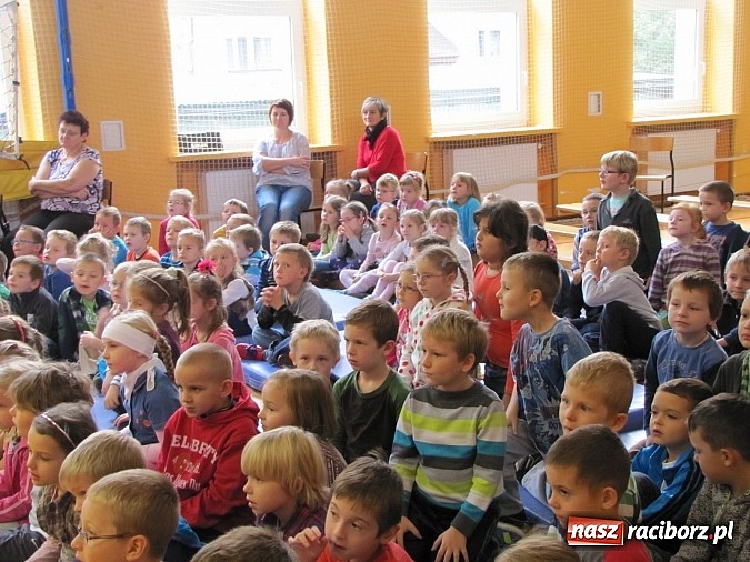 Zdjęcie w galerii na portalu naszraciborz.pl: W SP 13 wiedzą jak wyginęli kr&oacute;lewicze wiadomości z regionu