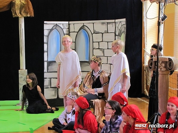 Zdjęcie w galerii na portalu naszraciborz.pl: W SP 13 wiedzą jak wyginęli kr&oacute;lewicze wiadomości z regionu