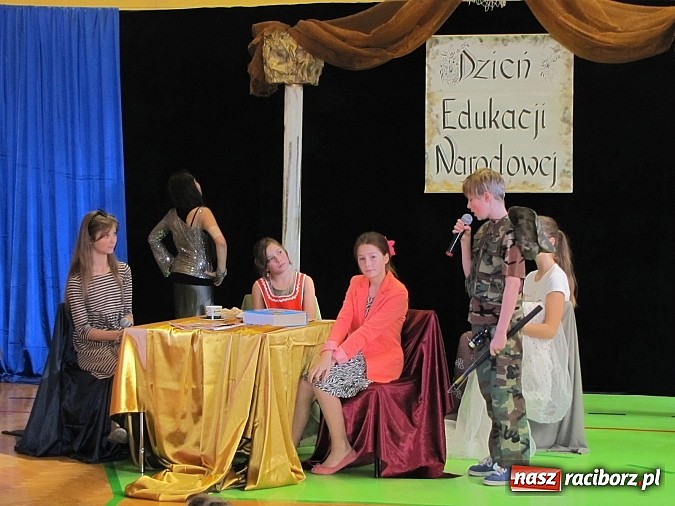 Zdjęcie w galerii na portalu naszraciborz.pl: W SP 13 wiedzą jak wyginęli kr&oacute;lewicze wiadomości z regionu