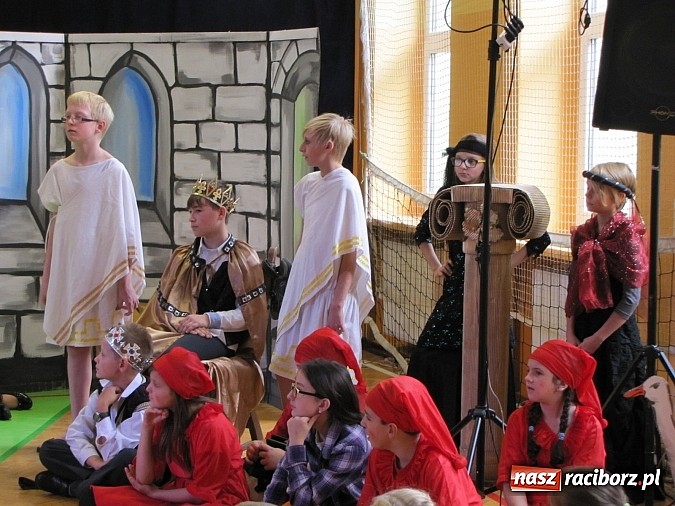 Zdjęcie w galerii na portalu naszraciborz.pl: W SP 13 wiedzą jak wyginęli kr&oacute;lewicze wiadomości z regionu