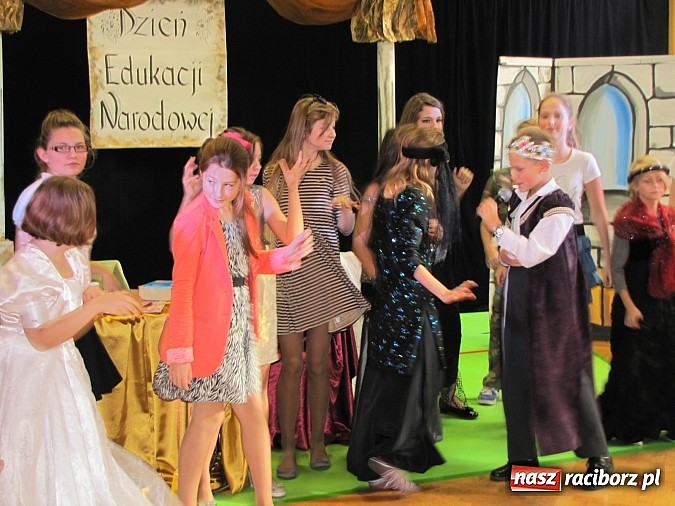 Zdjęcie w galerii na portalu naszraciborz.pl: W SP 13 wiedzą jak wyginęli kr&oacute;lewicze wiadomości z regionu