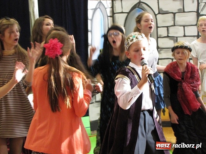 Zdjęcie w galerii na portalu naszraciborz.pl: W SP 13 wiedzą jak wyginęli kr&oacute;lewicze wiadomości z regionu