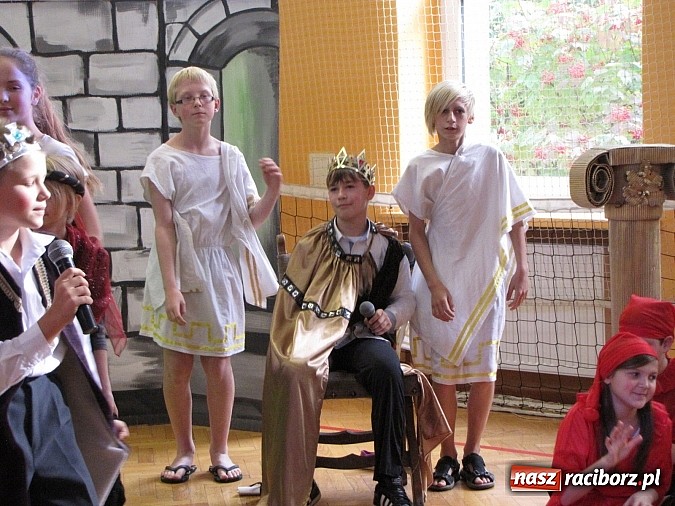 Zdjęcie w galerii na portalu naszraciborz.pl: W SP 13 wiedzą jak wyginęli kr&oacute;lewicze wiadomości z regionu