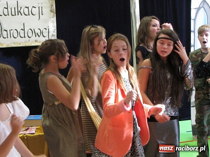 Zdjęcie w galerii na portalu naszraciborz.pl: W SP 13 wiedzą jak wyginęli kr&oacute;lewicze wiadomości z regionu